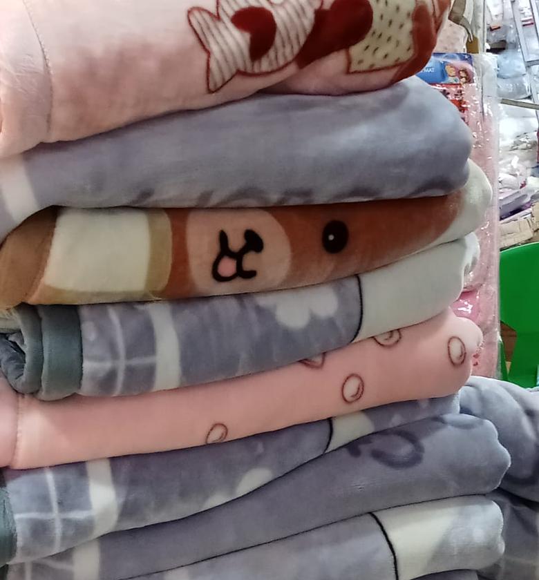 BABY BLANKET. Heavy blanket flowered image