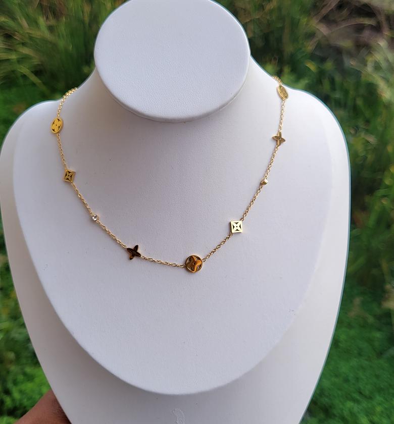 Lv necklace  image