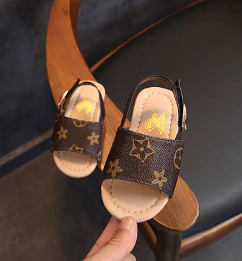 kids sandals brown with star image