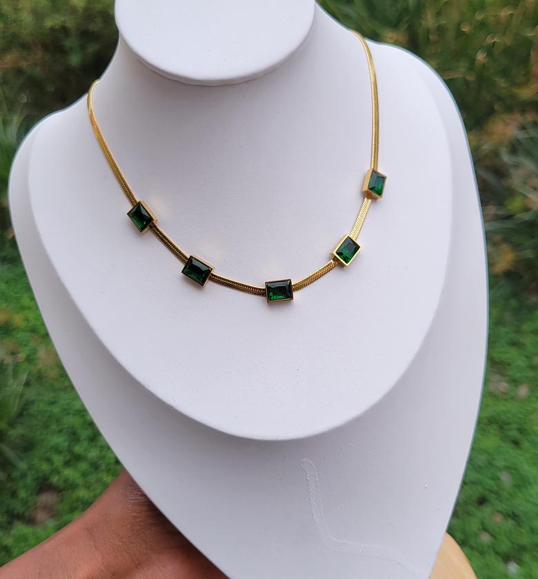 Emerald green choker image