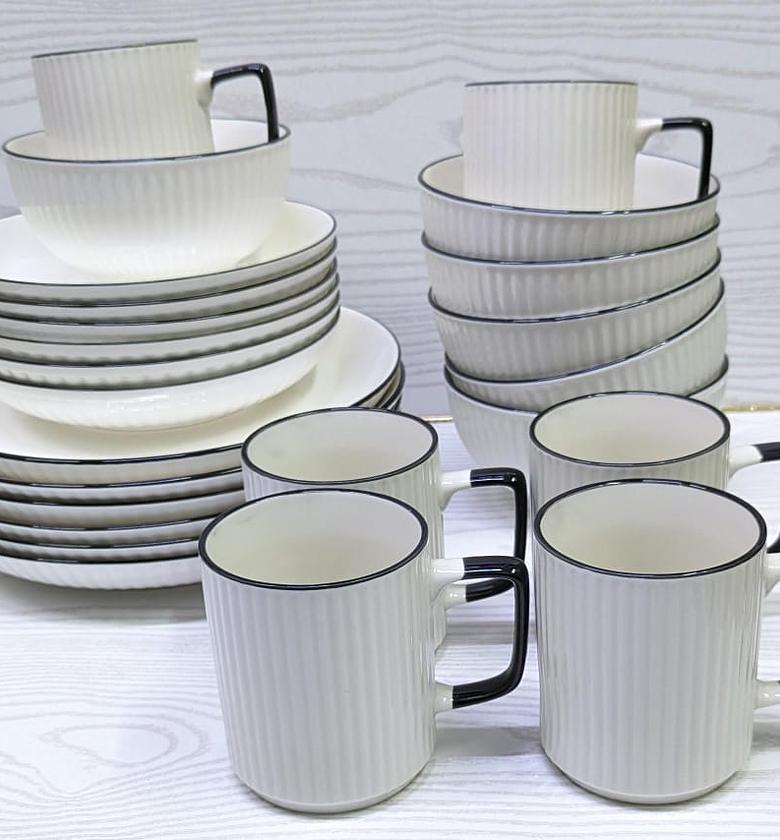 Concise white ceramic dinner set with black rim image
