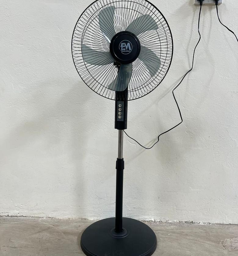 Automatic Free Standing 16-Inch Fan image