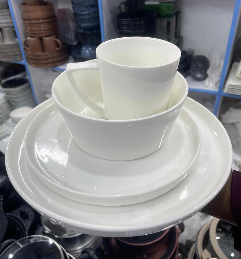 24 pcs white dinner set in stock. image