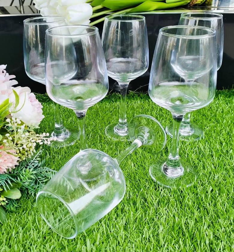 A set of 6 wine glasses. image