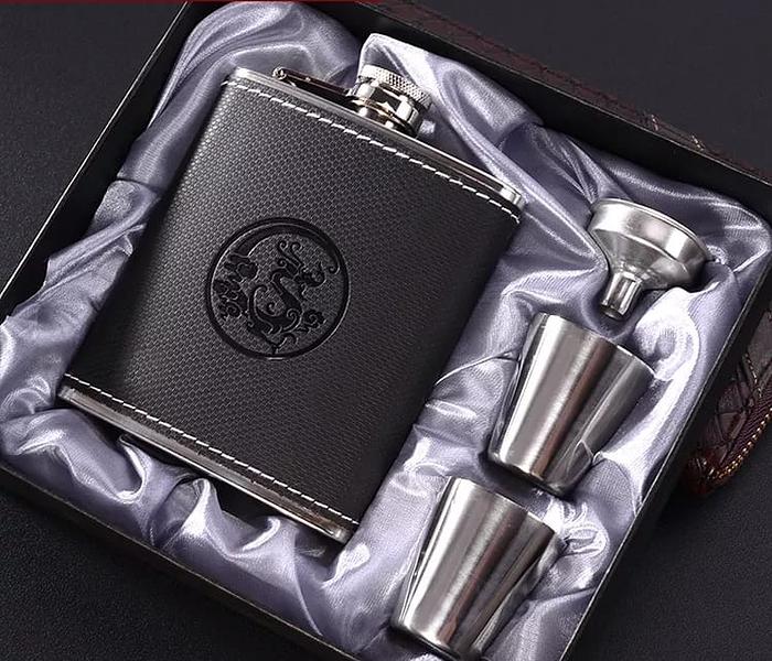 200ML Hip whisky bottle.Comes in a nice package and with two tot cups image