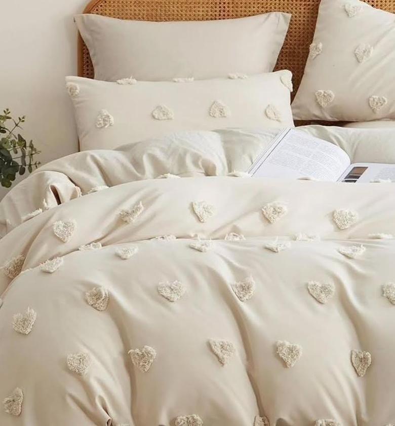 Tufted duvet cover set. image