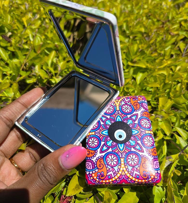 Dainty Pocket mirror image