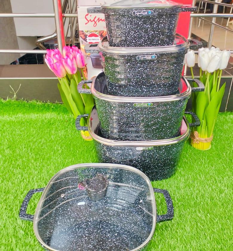 10pcs Die cast Cookware Set  Heavy duty,High quality and Durable  Cook and Serve        CAPACITY; Casserole 20cm,24cm,28cm and 32cm with there lids Shallow soup pan -- 28cm    * image