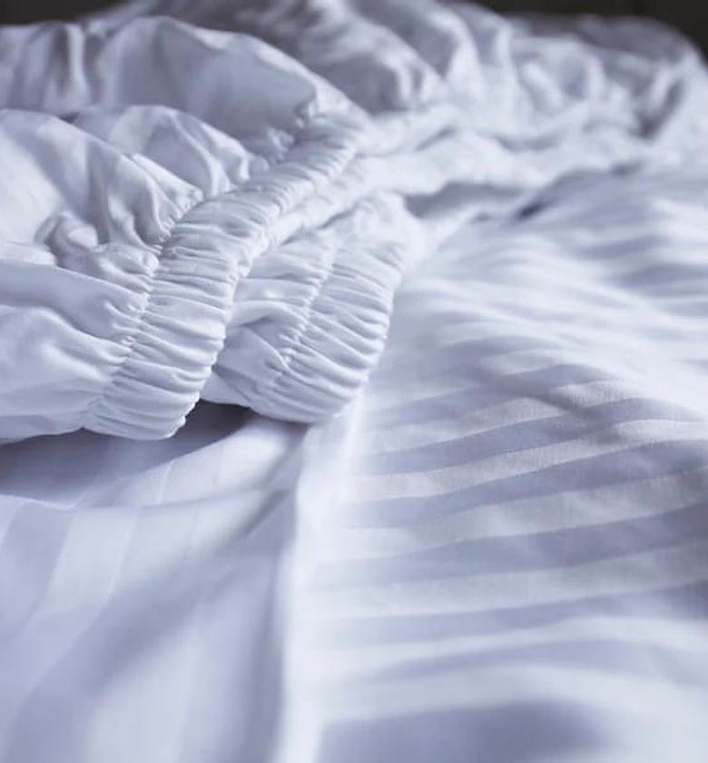  White striped   fitted bedsheets            Size 6 by 7  📌1pc flat bedsheet 📌1 pc fitted bedsheet 📌4 pcs pillow cases image