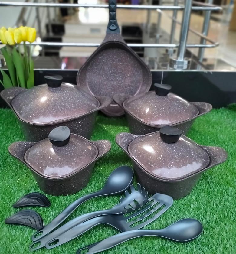 15pcs Die cast Cookware Set ▶️Extra heavy,High quality and Durable  ▶️Cook and Serve        CAPACITY; ▶️Casserole 20cm,24cm,28cm and 30cm with there lids ▶️Frying pan -- 24cm ▶️Comes with 4pcs of servin spoons and 2pcs of silicons  image