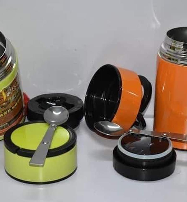 FOOD FLASK. 800ml food flask with spoon image