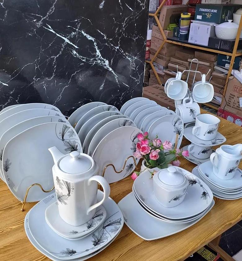 VERSATILE BLACK & WHITE* 47 pc Dinnerset. image