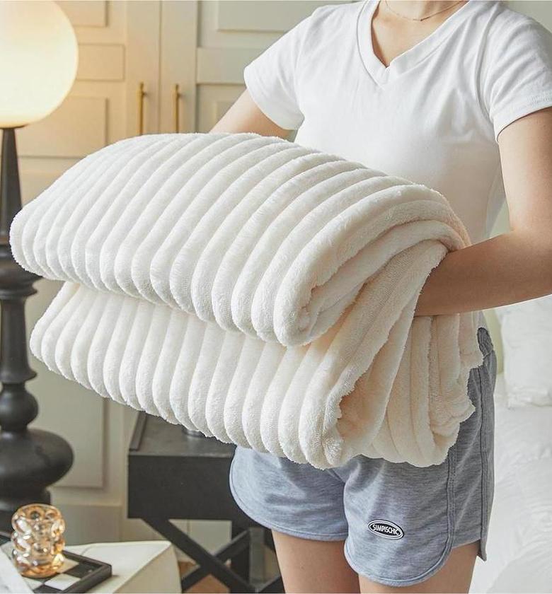 Comfortable Thickened and Warm Soft Plush Throw Blanket Bed Cover image