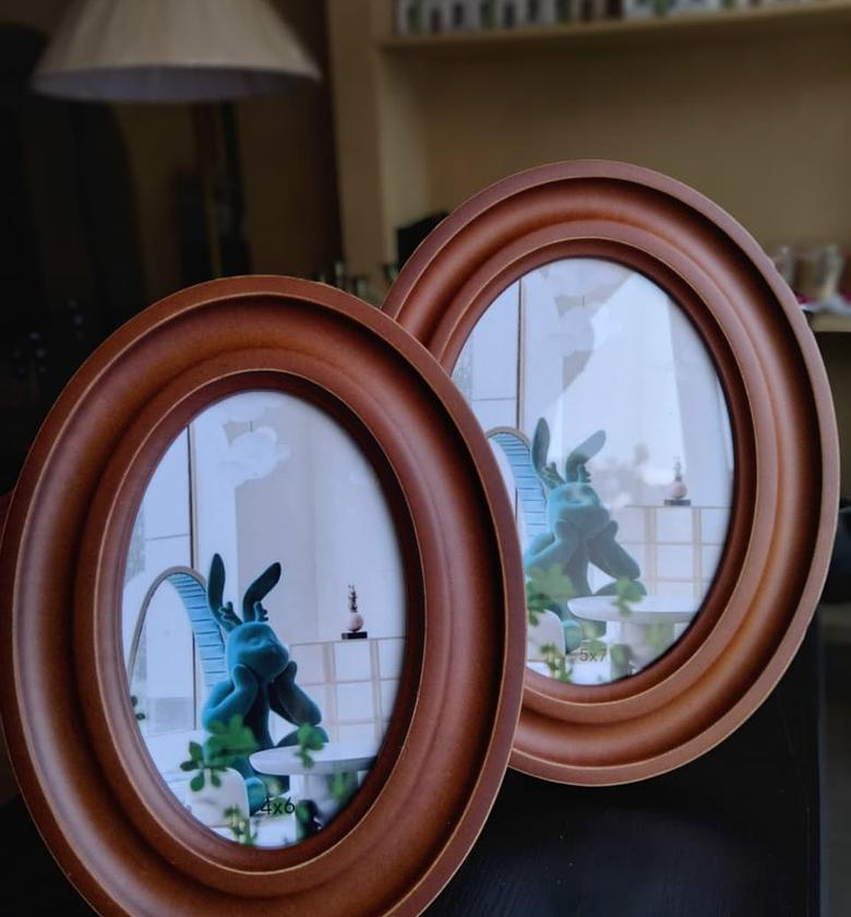 Oval wooden photo frame image