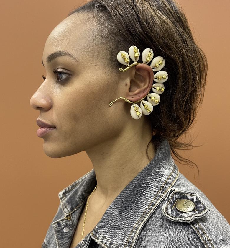 Noya Cowrie Earcuff image