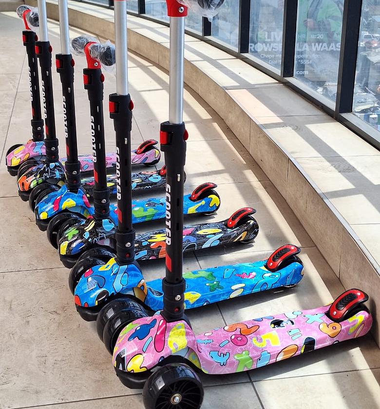 Kids Scooter for Age 3-12. Toddler Scooter with 4 Adjustable Heights, Light Up 3-Wheels Scooter, Shock Absorption Design, Lean to Steer. image