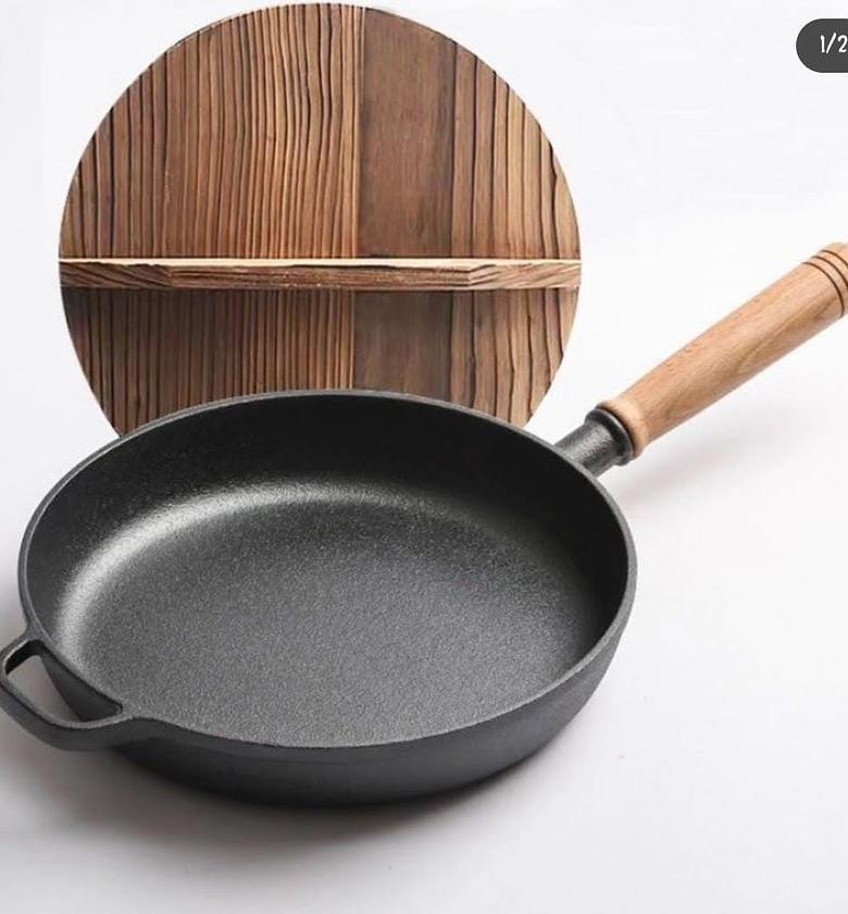 Cast iron skillet/frying pan with bamboo lid. image