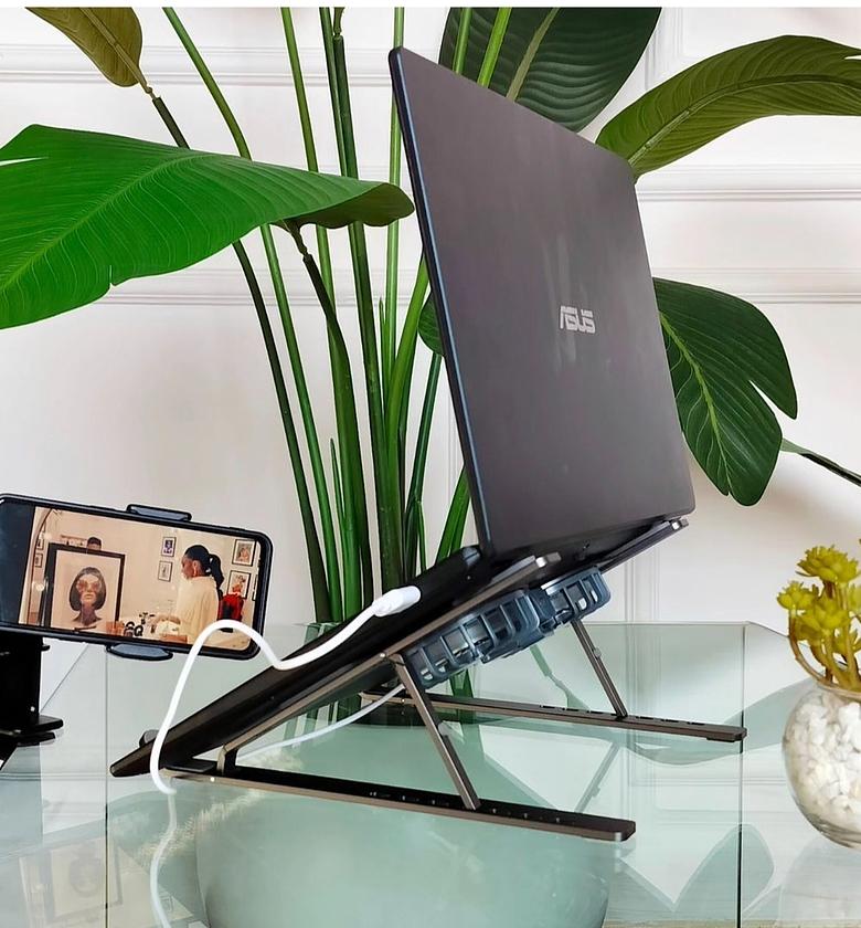 Laptop holder with a fan  image