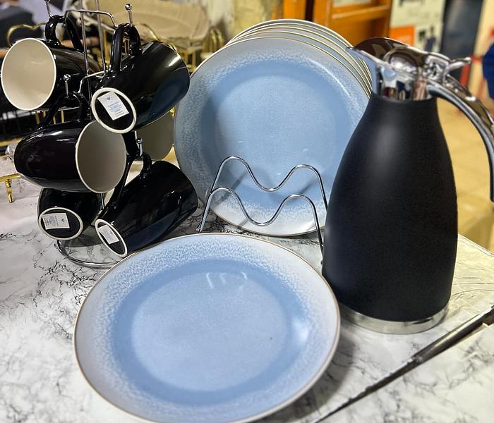 6 pcs blue plates,6 pcs black/white mugs , 2 ltr black flask image