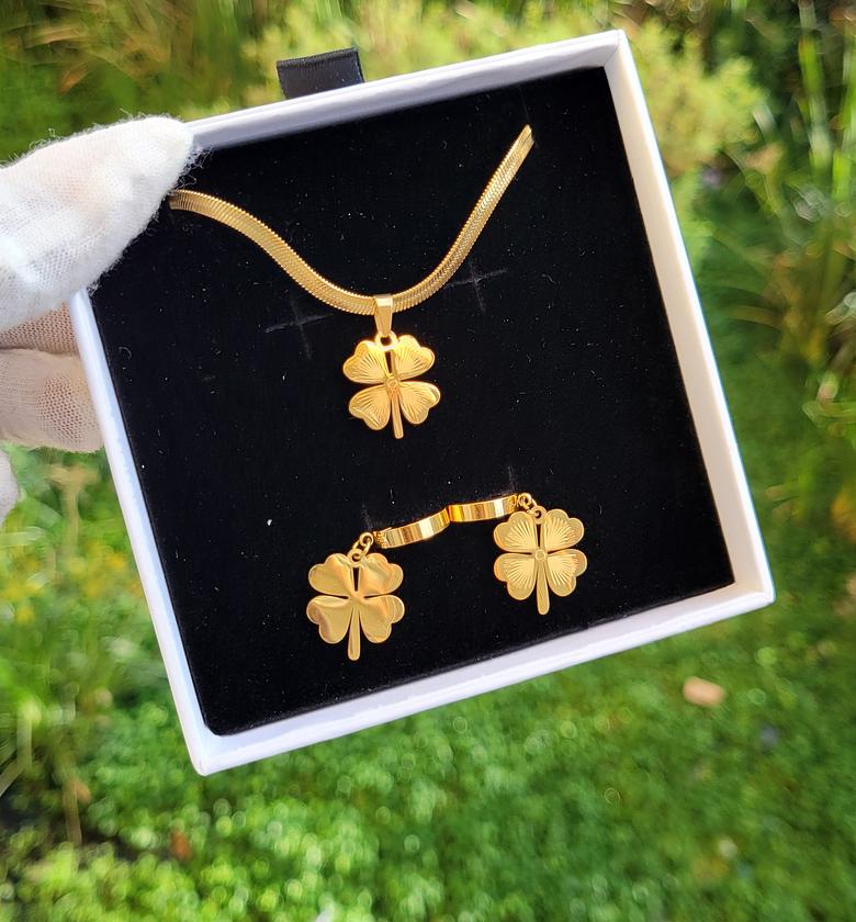 Vanity clover set image