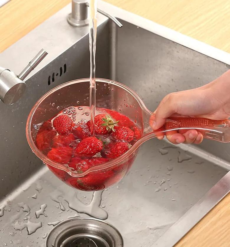 1Pc Transparent Long Handle Water Scoop Plastic Cooking Bathing Water Spoon Fall Resistant Kitchen Fruit Vegetable Cleaning image