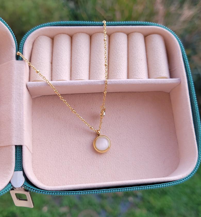 Round white necklace  image