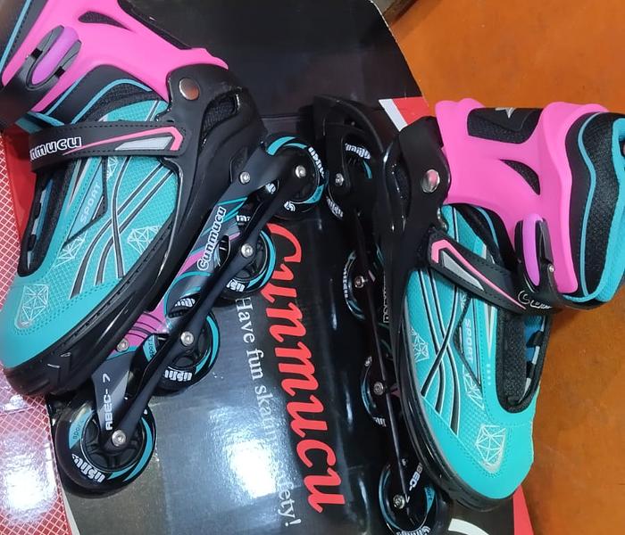 Adult skating shoes image