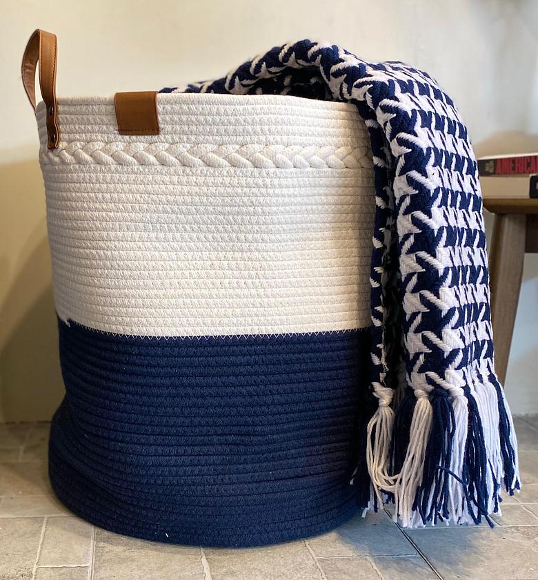 Houndstooth throw blanket (Navy blue and white) image