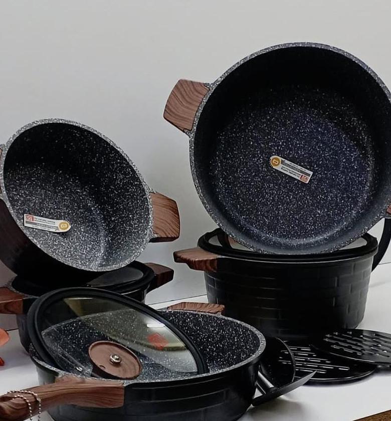 13pc Quality non stick cookware set. image
