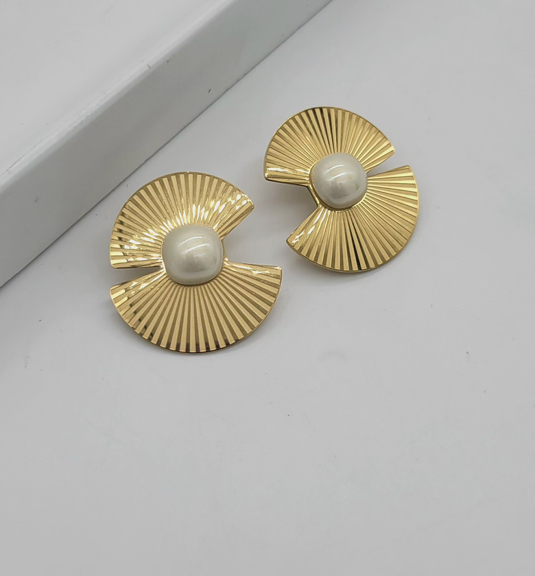 Pearl earrings  image