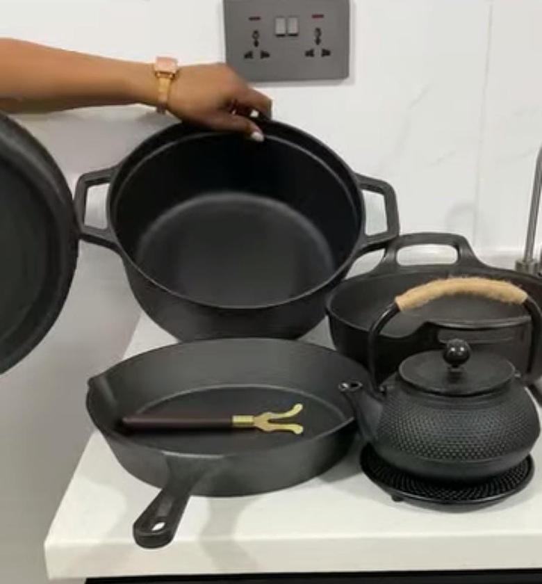 Cast iron cookware set image