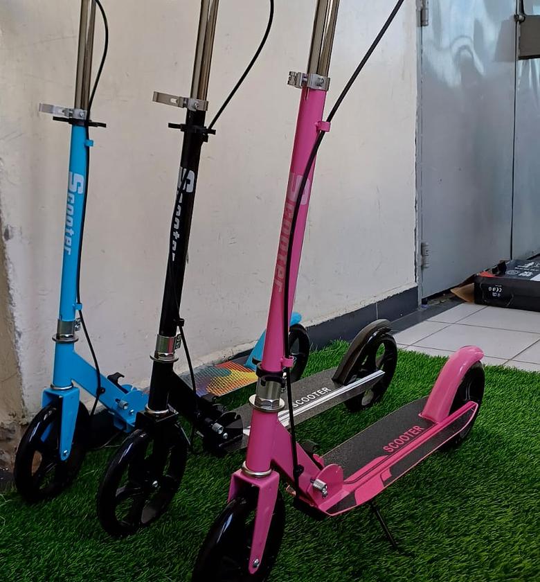 SCOOTER. Heavy-Duty Height Adjustable Two-Wheel Kids scooters With Brakes image