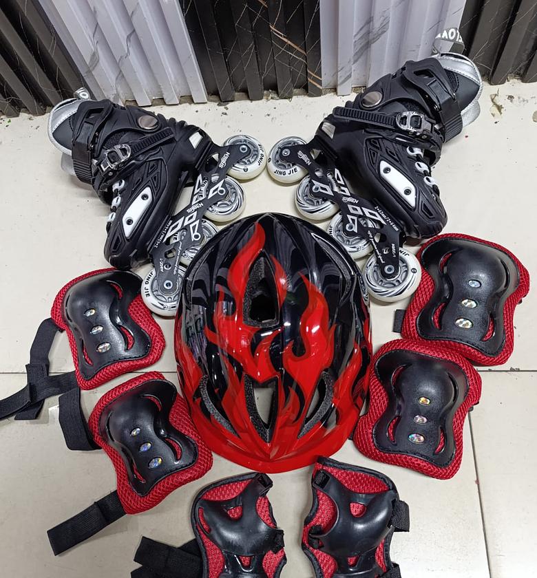 Full set hard boot  skates with rubber wheels All wheels glowing size 29 to 40 image