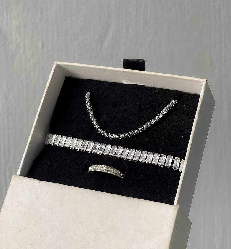 EDITOR'S MATT SET image