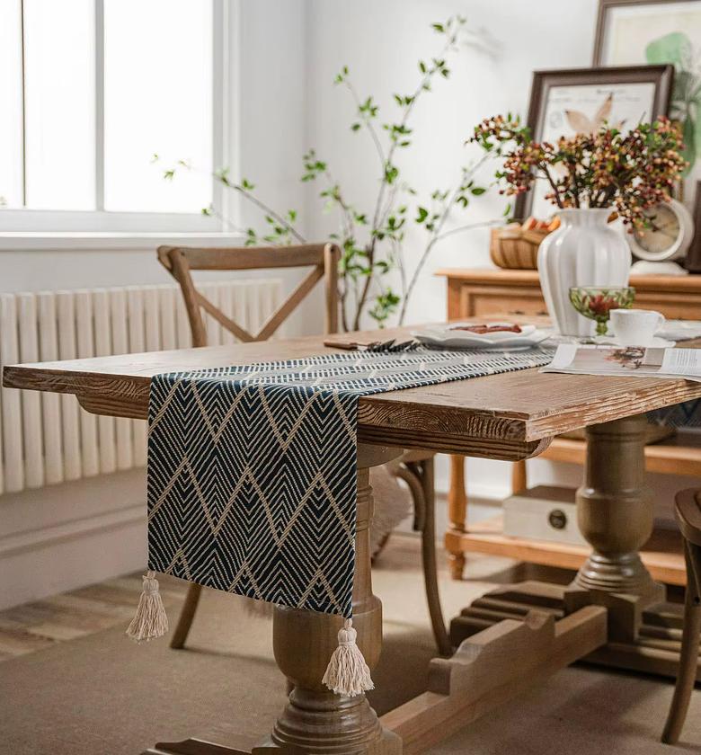 Geometric table runner  image