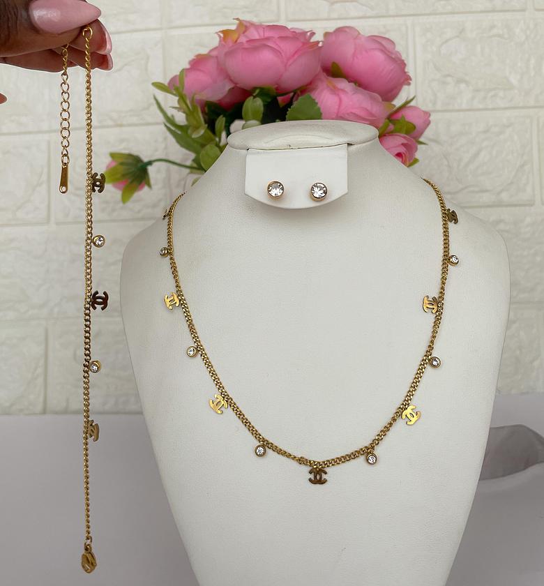 Elegant Interlocking Charm Set image