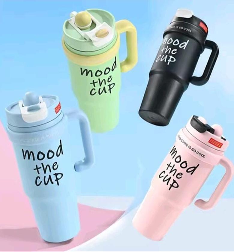 Stainless steel large capacity handled both cold and hot insulated cup with metallic straw  image