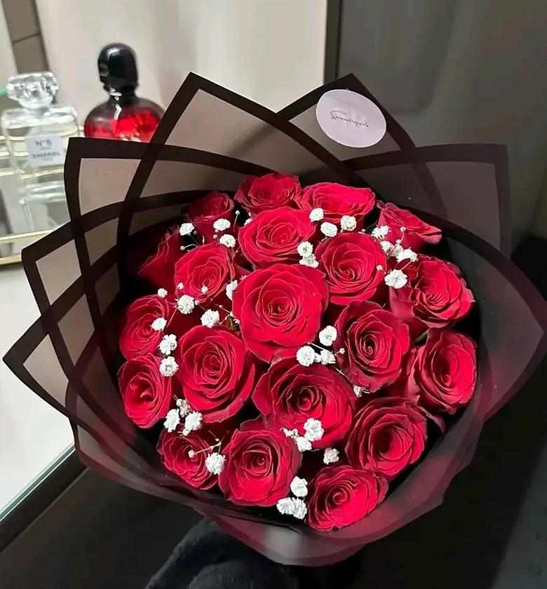 Red bouquet with white baby breathes  image